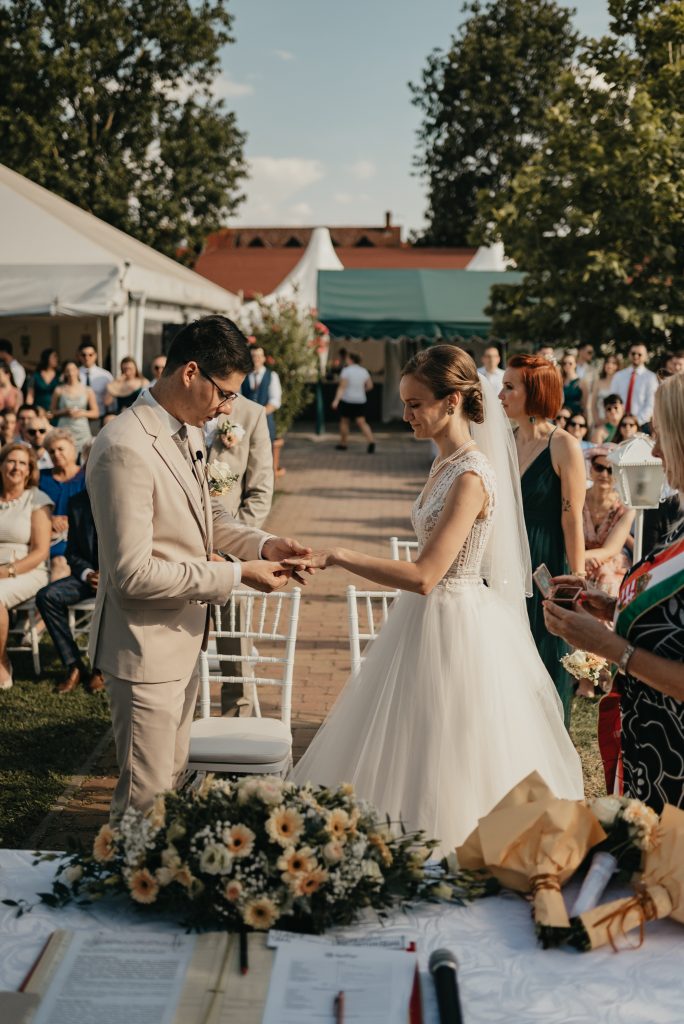 Boldog pillanat fotózása egy szegedi esküvőn