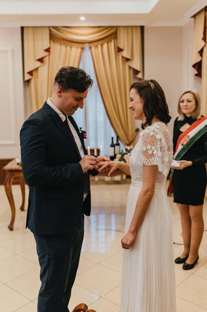 Gyűrűhúzás az esküvőn