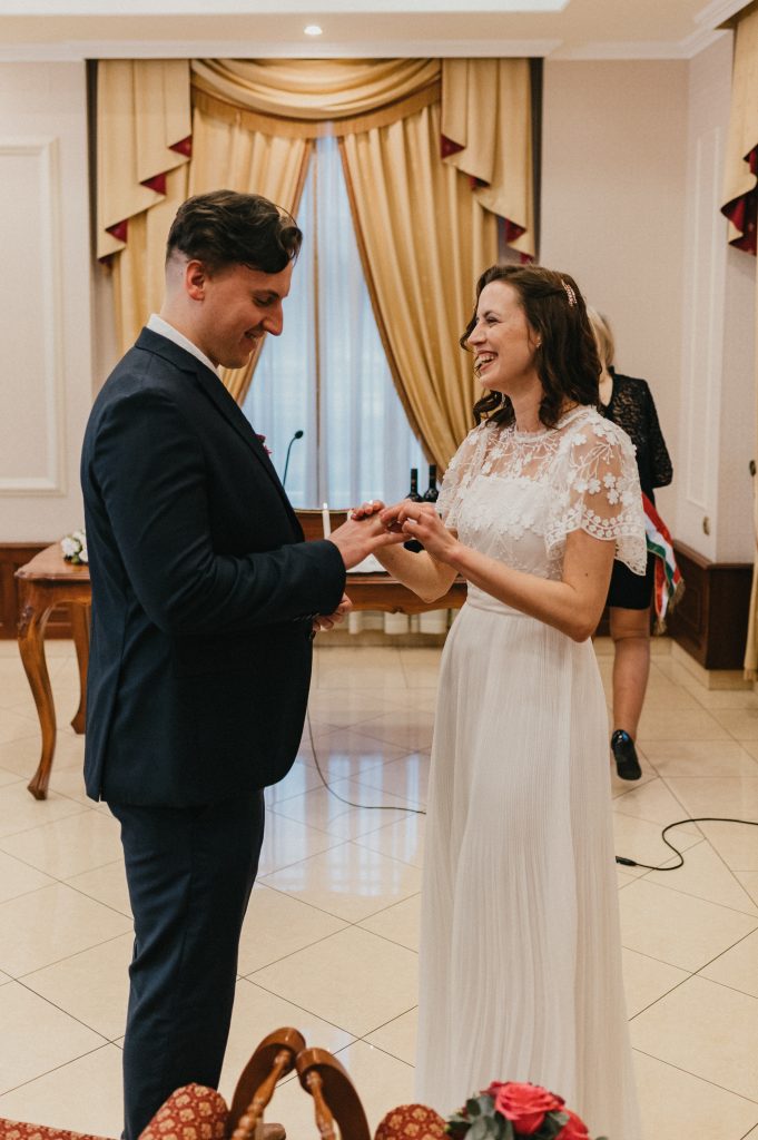 Gyűrűhúzás az esküvői fotózáson