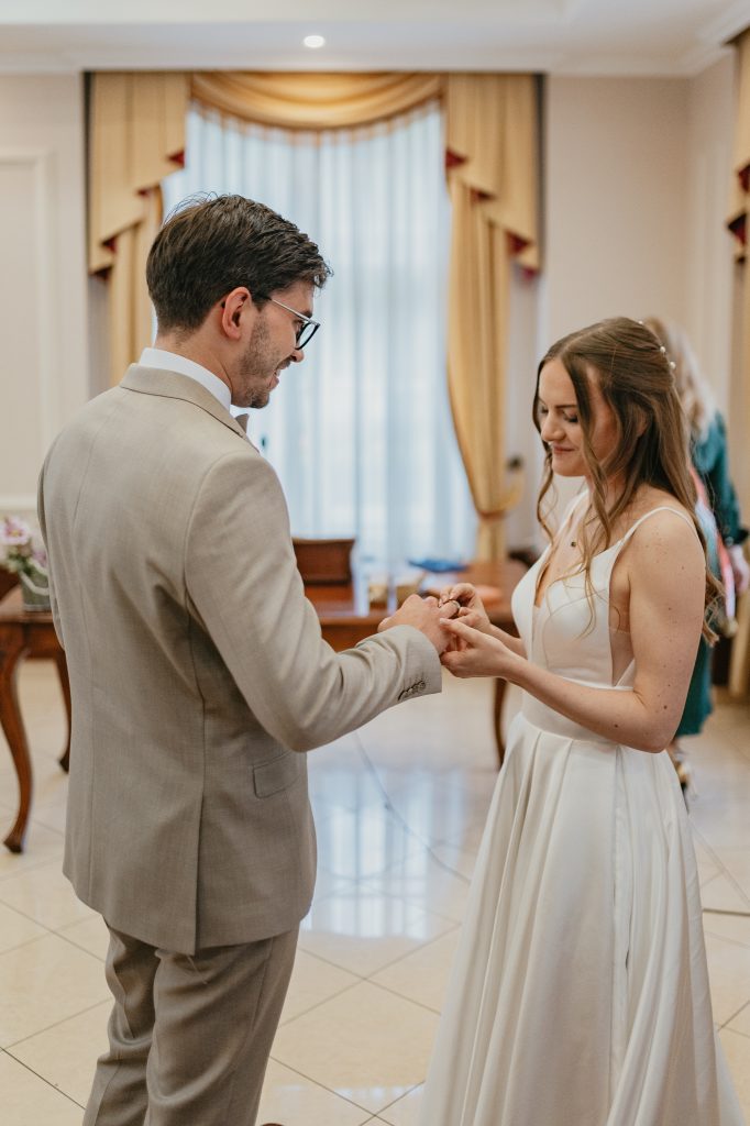 Gyűrűhúzás egy szegedi esküvőn