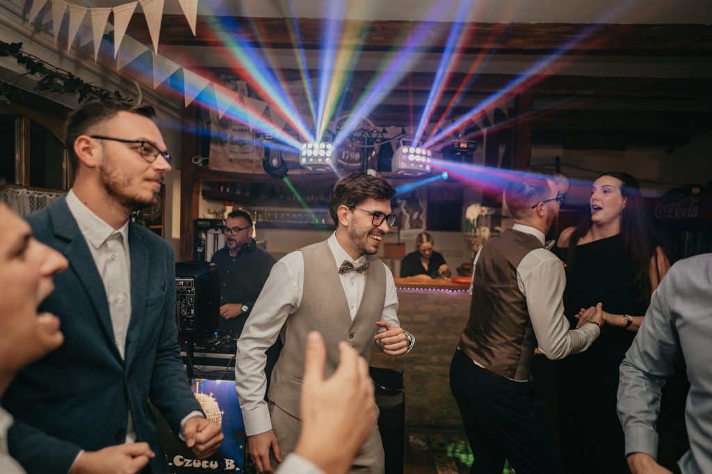 Buli fotózása egy szegedi esküvőn