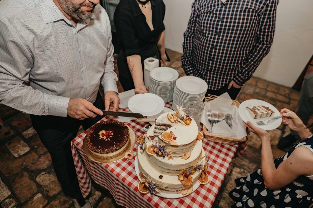 Tortavágás fotózás egy szegedi esküvőn