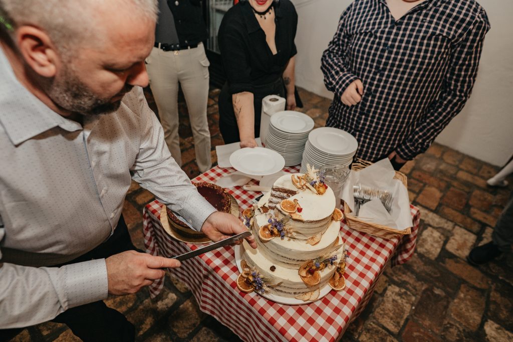 Tortavágás fotózás egy szegedi esküvőn