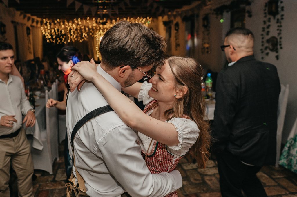 Boldog pár egy esküvői fotózás közben Szegeden